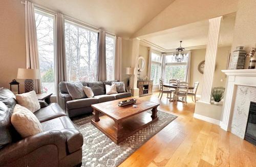 Medford House | Chef's Kitchen Pool Bright, Spacious 4 Bed