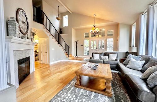 Medford House | Chef's Kitchen Pool Bright, Spacious 4 Bed