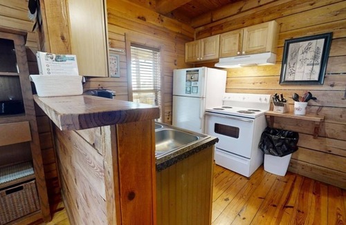 Townsend Cabin | Chelle's Sanctuary (2-Bedroom Cabin) with Mountain view - Pets Allowed by RedAwning