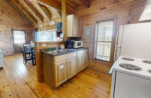 Townsend Cabin | Chelle's Sanctuary (2-Bedroom Cabin) with Mountain view - Pets Allowed by RedAwning