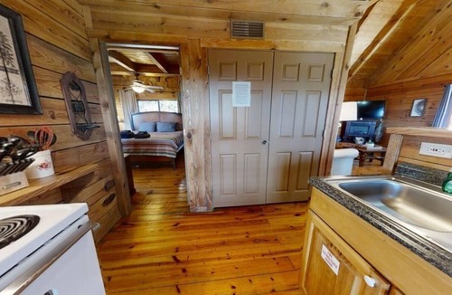 Townsend Cabin | Chelle's Sanctuary (2-Bedroom Cabin) with Mountain view - Pets Allowed by RedAwning
