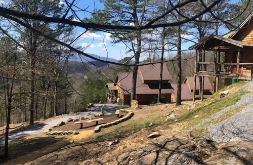 Townsend Cabin | Chelle's Sanctuary (2-Bedroom Cabin) with Mountain view - Pets Allowed by RedAwning