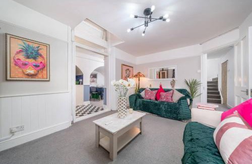 Redcliffe Apartment | Chelsea 2BR Private Courtyard Earls Court Tube