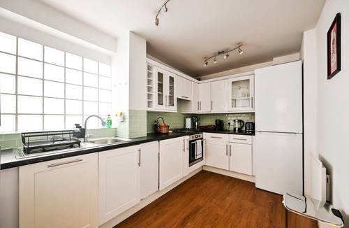 Redcliffe Apartment | Chelsea Modern - Stylish Hideaway