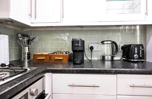 Redcliffe Apartment | Chelsea Modern - Stylish Hideaway