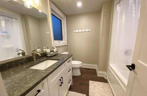 Selwyn House | Chemong Lake Waterfront Cottage☆privateboatlaunch