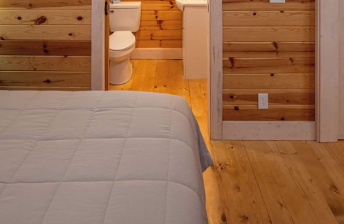 Bean Station Cabin | Cherokee Lake Vacation 1 BR 1 Bath Tiny Log Cabin
