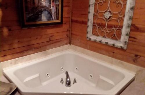 Eureka Springs Ski Chalet | Cherokee Mountain log Cabins
