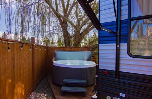 Talent House | Cherokee RV features a queen-sized bed, dining area, and full kitchen.