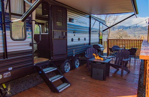 Talent House | Cherokee RV features a queen-sized bed, dining area, and full kitchen.