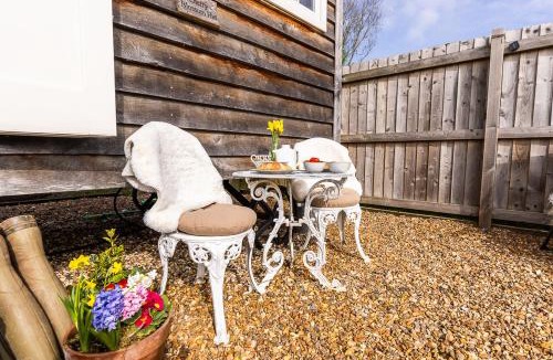 Staple Hill Apartment | Cherry Blossom Hut