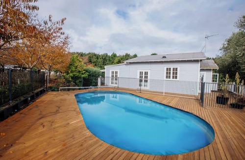 Glenbrook Cottage | Cherry Blossom Paradise