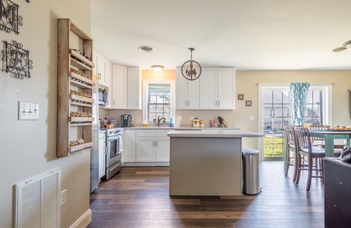 Annville House | Cherry Cottage - 15mins to Hershey Park - Firepit