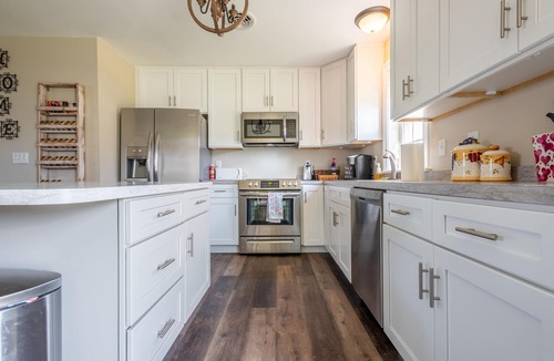 Annville House | Cherry Cottage - 15mins to Hershey Park - Firepit