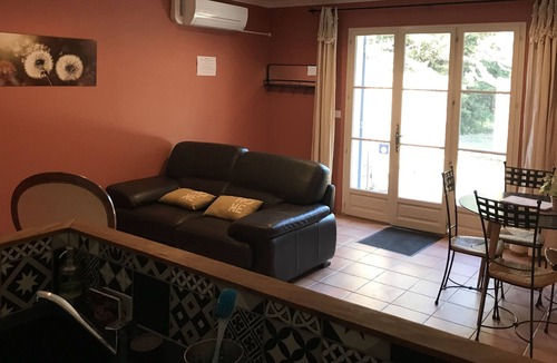 Loriol-du-Comtat Apartment | Cherry Cottage ★★★