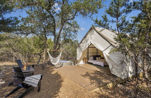 Fredericksburg RV Rental | Cherry Cove Glamping W/Hot tub AND Cowboy Pool!