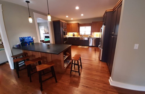 Cherry Street House | CHERRY STREET BUNGALOW! 3BR, 2 BA. Walk score 88/100