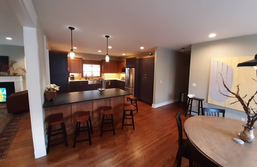 Cherry Street House | CHERRY STREET BUNGALOW! 3BR, 2 BA. Walk score 88/100