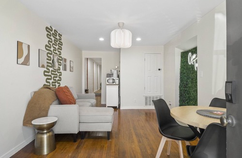 Cherry Street Apartment | Cherry Street with CARPORT - Arcade Game & Artsy - KING bed - Great Location