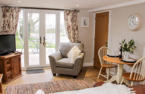 Stanton Upon Hine Heath Cottage | CHERRY TREE BARN, romantic, with a garden in Shawbury