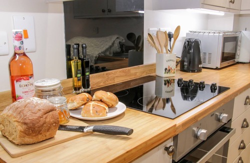 Stanton Upon Hine Heath Cottage | CHERRY TREE BARN, romantic, with a garden in Shawbury