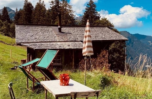 Goldswil Ski Chalet | Cherry tree hut, cosy mountain hut for 2