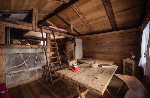 Goldswil Ski Chalet | Cherry tree hut, cosy mountain hut for 2