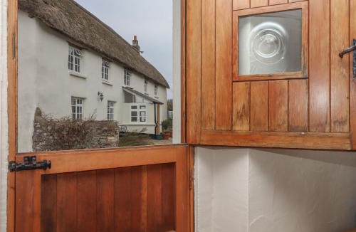 Broadwoodkelly House | Cherryblossom Cottage