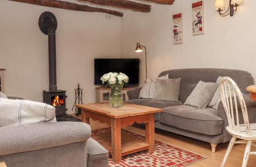 Broadwoodkelly House | Cherryblossom Cottage