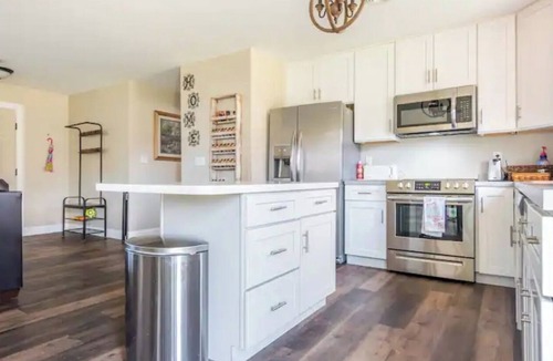 Annville Cottage | CherryCottage. Mins to Hershey Park~Pet Friendly, Fire pit & Grill