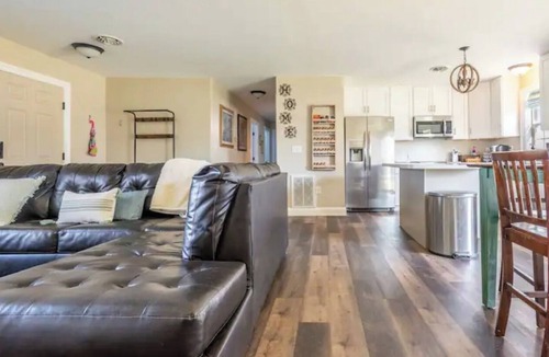 Annville Cottage | CherryCottage. Mins to Hershey Park~Pet Friendly, Fire pit & Grill