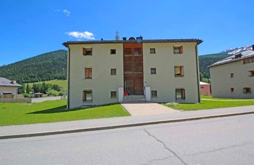 S-chanf Apartment | Chesa Pradels with garden seating area