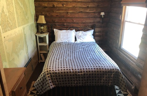 Onemo Cabin | Chesapeake Bay Secluded Waterfront Log Cabin