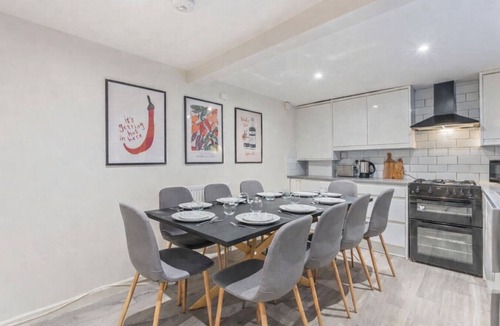 Chester House | Chester Manor | 5 BR | Sleeps 10 | Free Parking