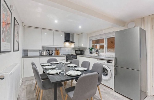 Chester House | Chester Manor | 5 BR | Sleeps 10 | Free Parking