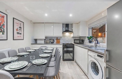Chester House | Chester Manor | 5 BR | Sleeps 10 | Free Parking