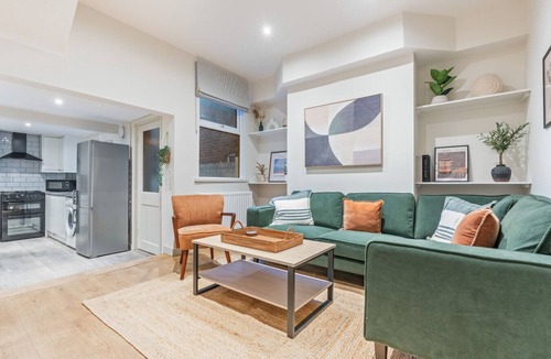 Chester House | Chester Manor | 5 BR | Sleeps 10 | Free Parking