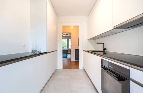 District 6 Apartment | Chesterfield Suite · Klassische 3-SZ Altbauwohnung