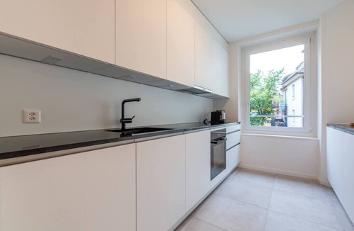 District 6 Apartment | Chesterfield Suite · Klassische 3-SZ Altbauwohnung