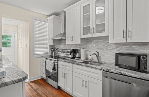 Chestnut Hill House | Chestnut Hill | 2BR | Easy Parking