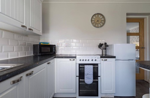 Hirst House | Chestnut House - Sleeps 4 - Pet friendly -Parking