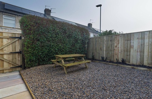 Hirst House | Chestnut House - Sleeps 4 - Pet friendly -Parking