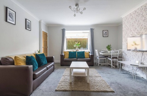 Hirst House | Chestnut House - Sleeps 4 - Pet friendly -Parking