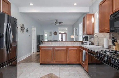 Jeffersonville House | Chestnut Street Charmer-Walk to Louisville!