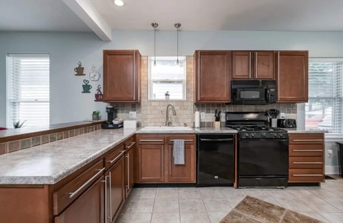 Jeffersonville House | Chestnut Street Charmer-Walk to Louisville!