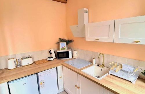 Tonnerre Apartment | Chez Alba - terrasse, local à vélos et parking au centre historique