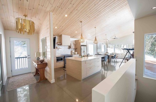 Les Eboulements Ski Chalet | Chez Annie 215: Panoramic Views & Hot Tub