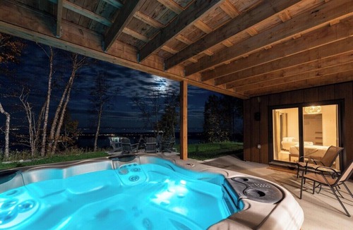 Les Eboulements Ski Chalet | Chez Annie 215: Panoramic Views & Hot Tub