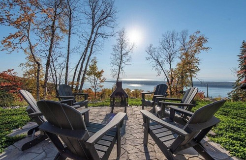 Les Eboulements Ski Chalet | Chez Annie 215: Panoramic Views & Hot Tub
