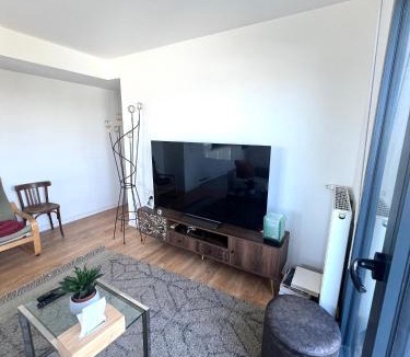 Bobigny Apartment | Chez Bibi - T3 Moderne avec terrasse, parking et accès rapide à Paris